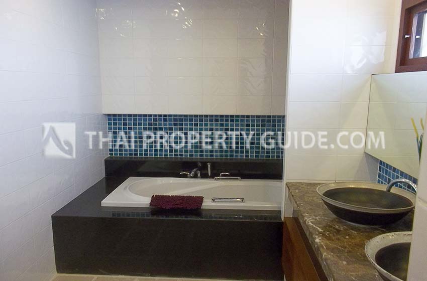 House with Shared Pool in Ramkhamhaeng 