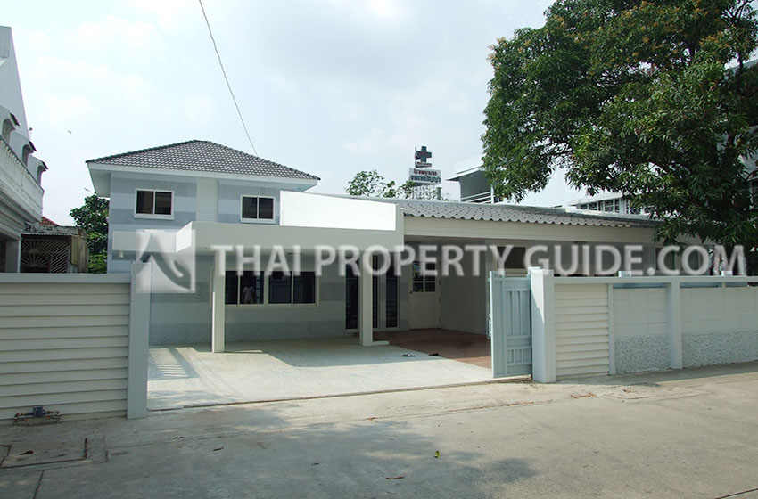 House with Shared Pool in Ramkhamhaeng 