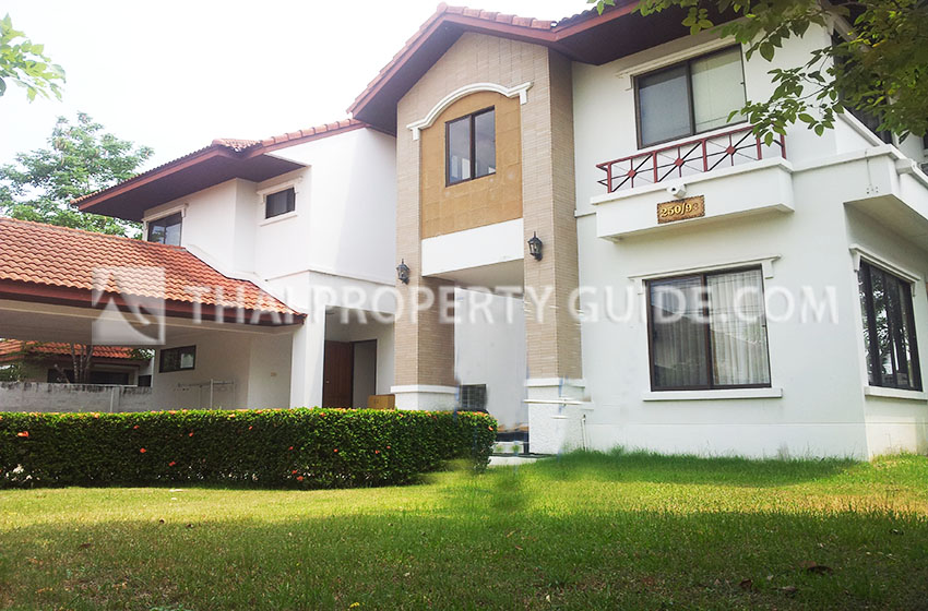 House with Shared Pool in Ramkhamhaeng 