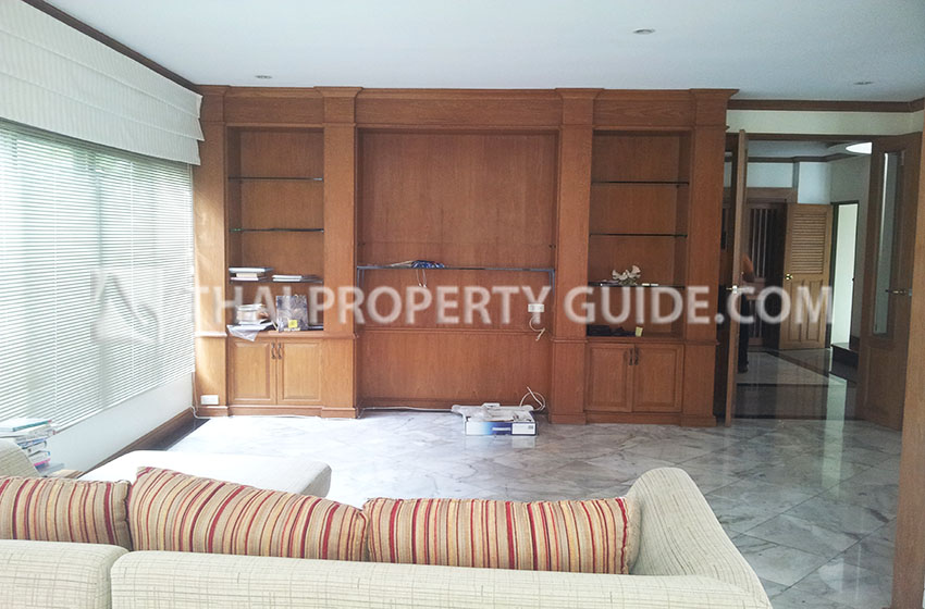 House with Shared Pool in Ramkhamhaeng 