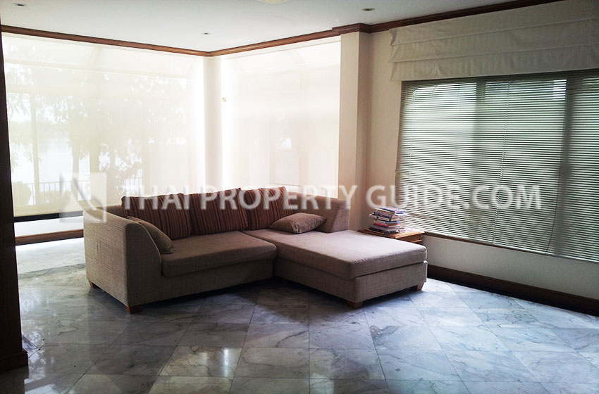 House with Shared Pool in Ramkhamhaeng 