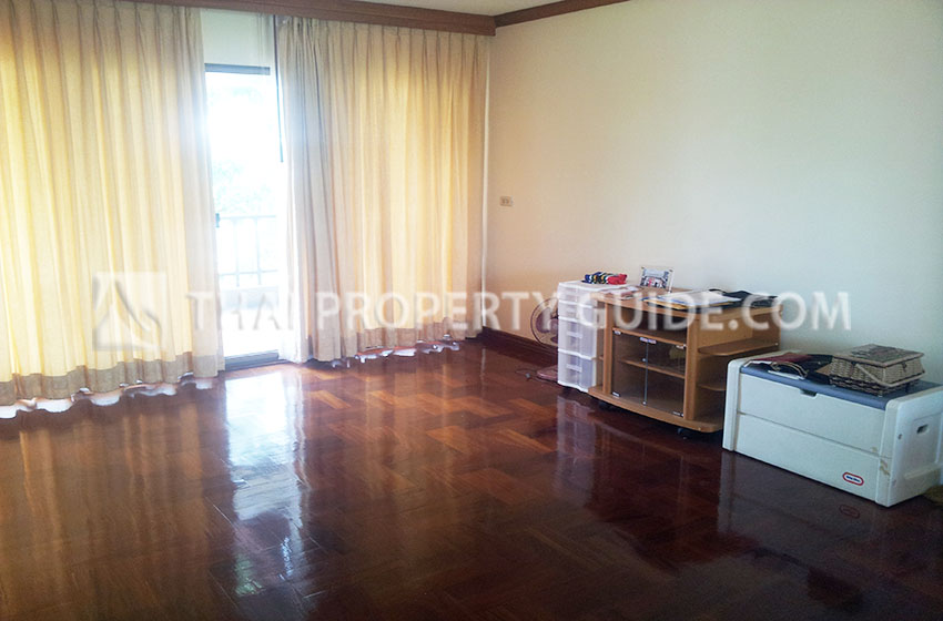 House with Shared Pool in Ramkhamhaeng 