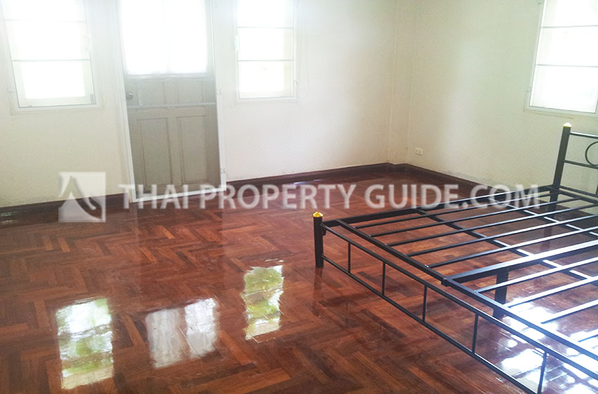 House with Shared Pool in Ramkhamhaeng 