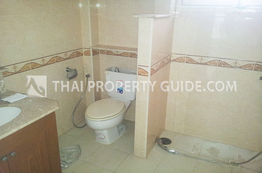 House with Shared Pool in Ramkhamhaeng 