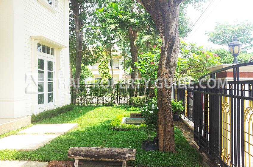 House with Shared Pool in Ramkhamhaeng 
