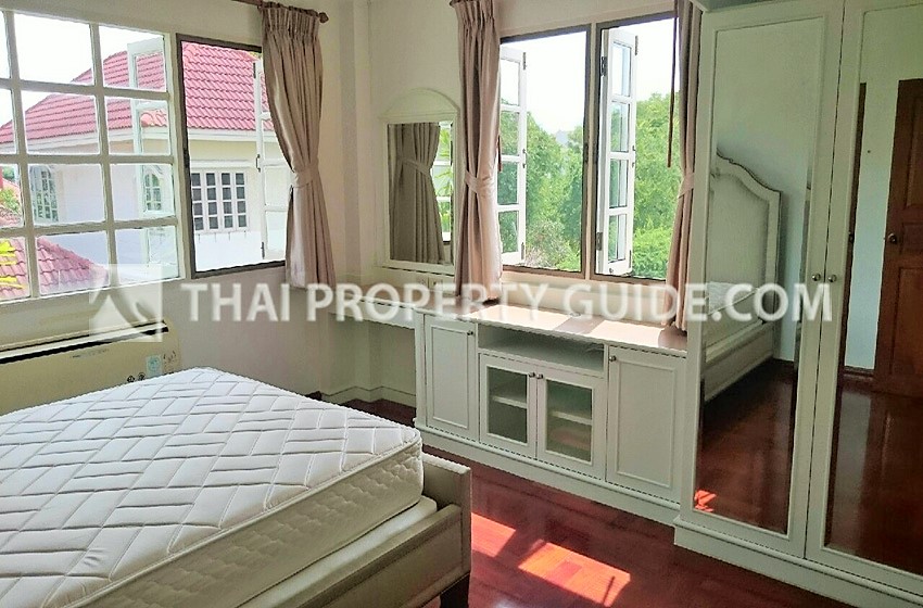 House with Shared Pool in Srinakarin 