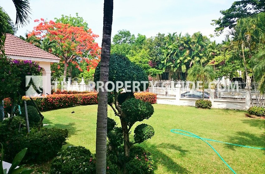 House with Shared Pool in Srinakarin 