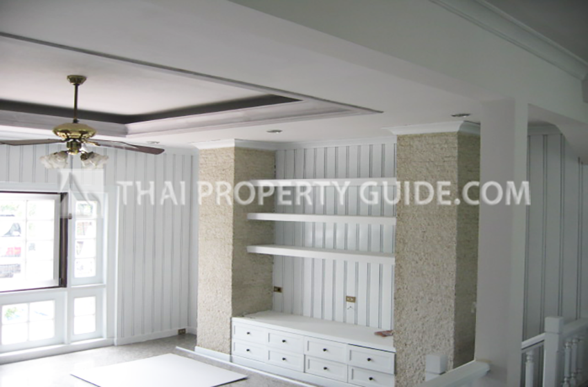 House with Shared Pool in Srinakarin 