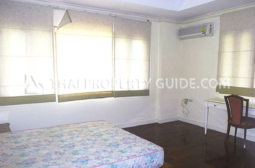 House with Shared Pool in Srinakarin 