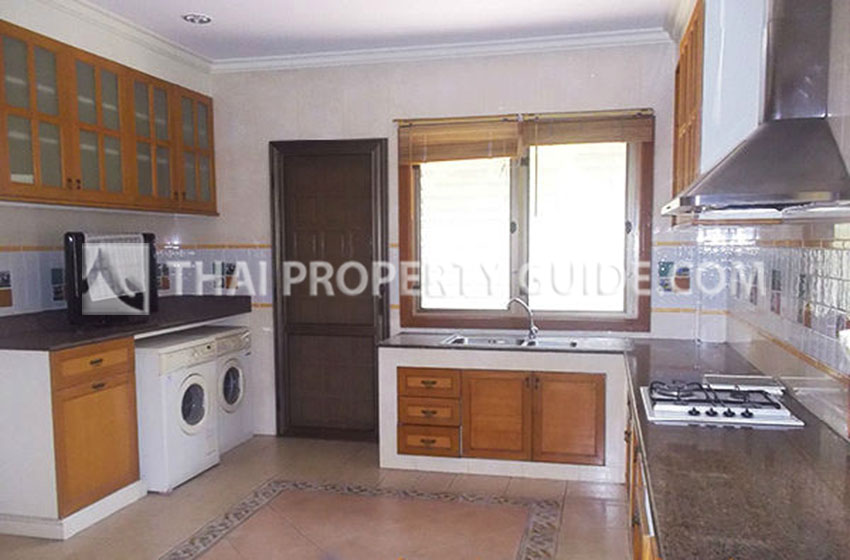 House with Shared Pool in Srinakarin 