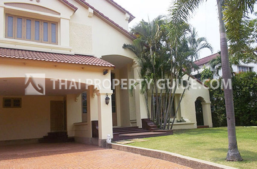 House with Shared Pool in Srinakarin 