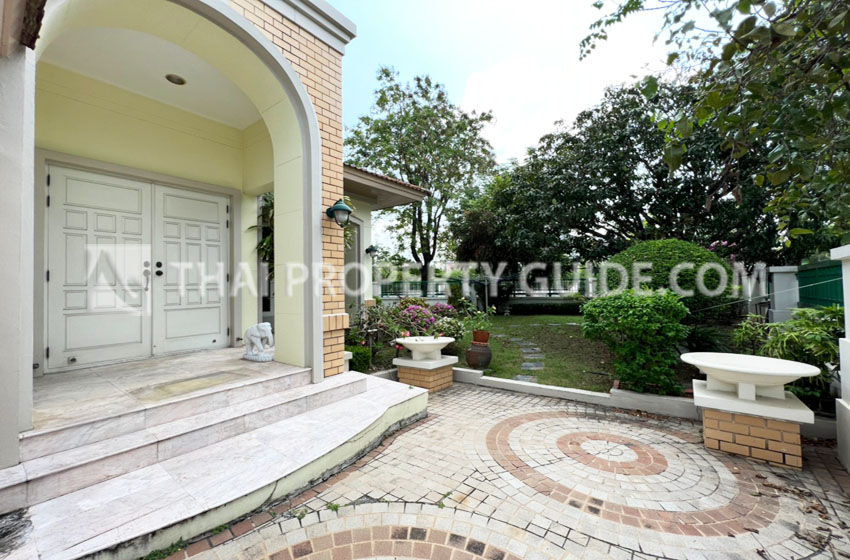 House with Shared Pool in Srinakarin 