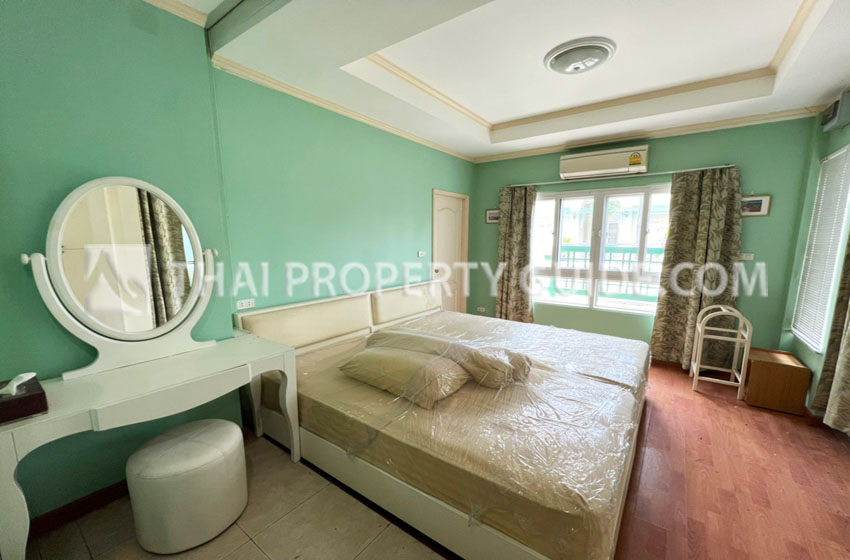 House with Shared Pool in Srinakarin 