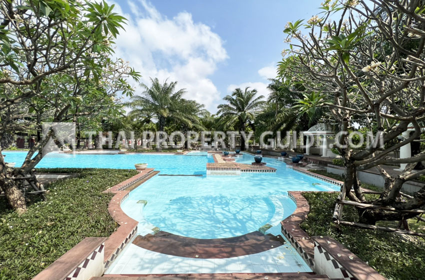 House with Shared Pool in Srinakarin 