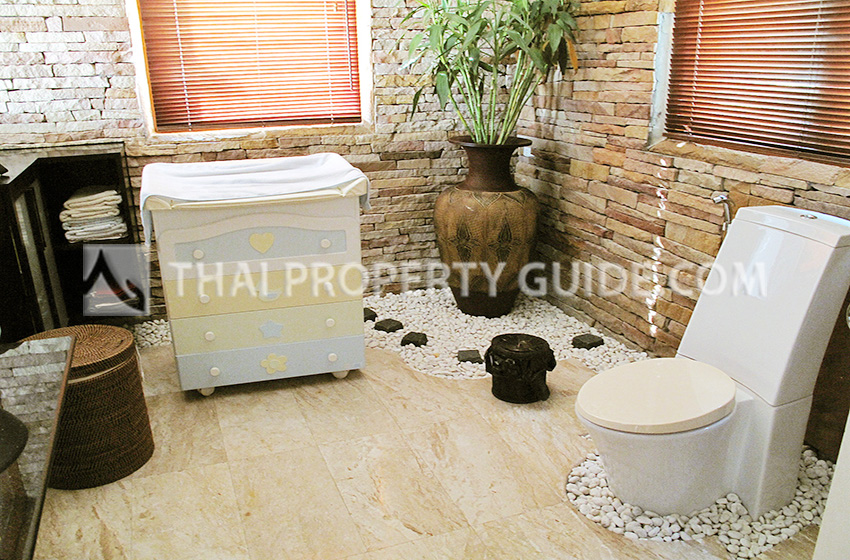House with Shared Pool in Srinakarin 