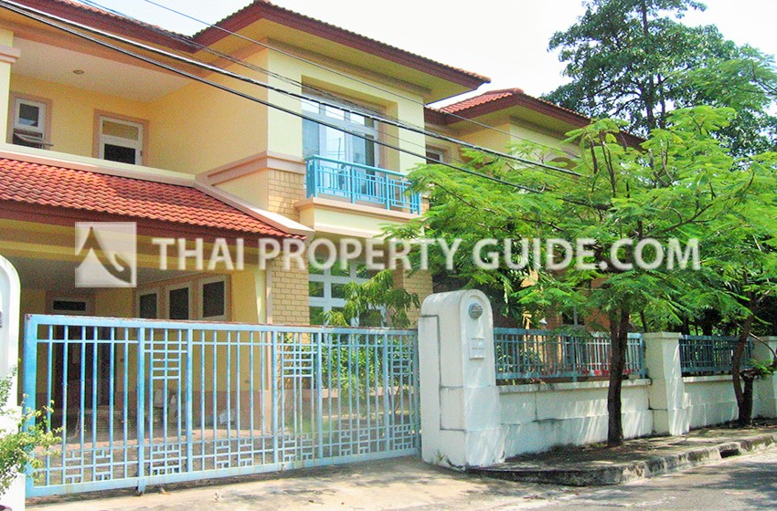 House with Shared Pool for rent in Srinakarin