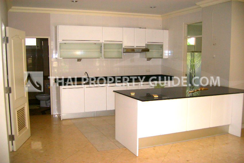 House with Shared Pool in Srinakarin 