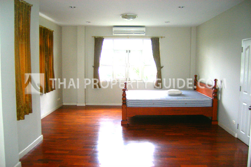 House with Shared Pool in Srinakarin 