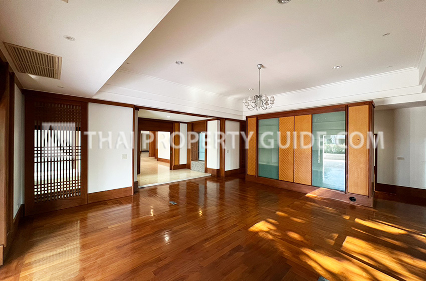 House with Shared Pool in Srinakarin 