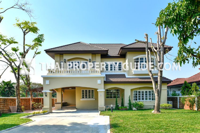 House with Shared Pool for rent in Srinakarin