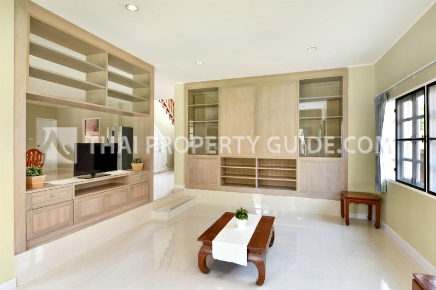 House with Shared Pool in Srinakarin 