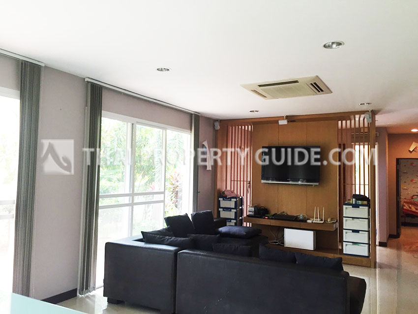House with Shared Pool in Srinakarin 