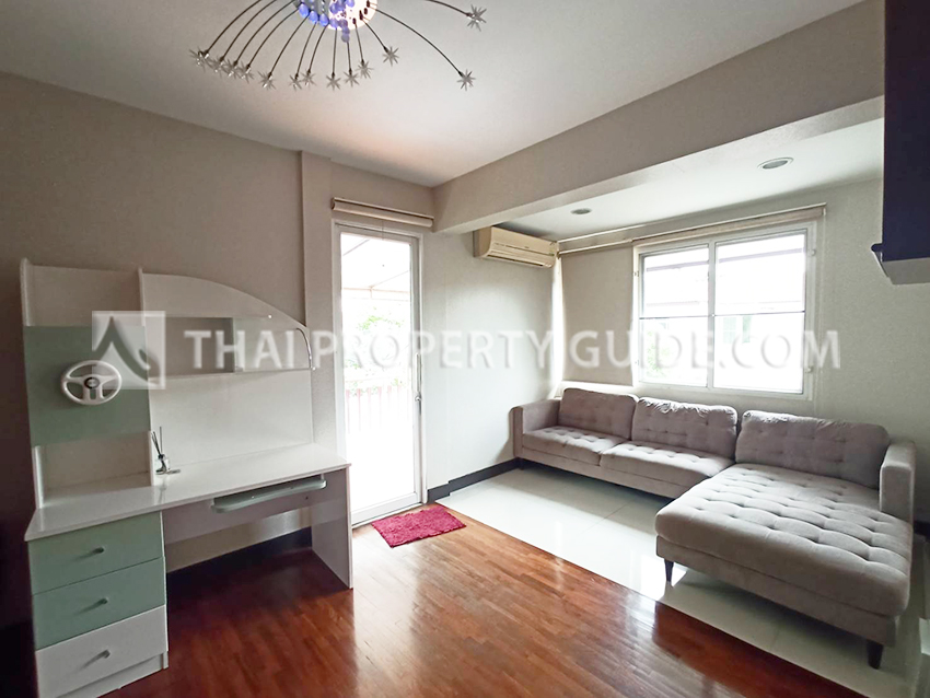 House with Shared Pool in Srinakarin 