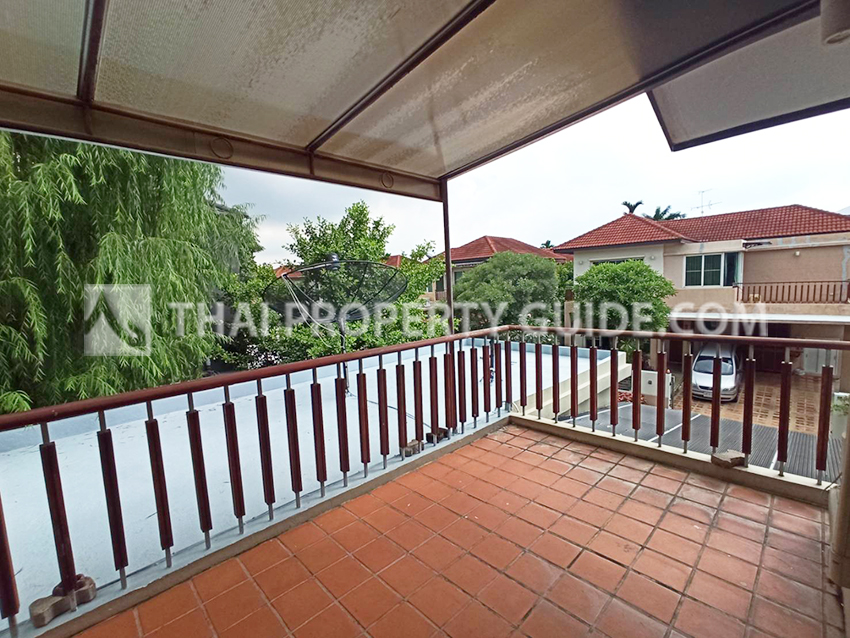 House with Shared Pool in Srinakarin 