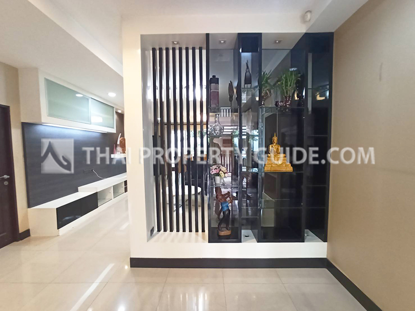 House with Shared Pool in Srinakarin 