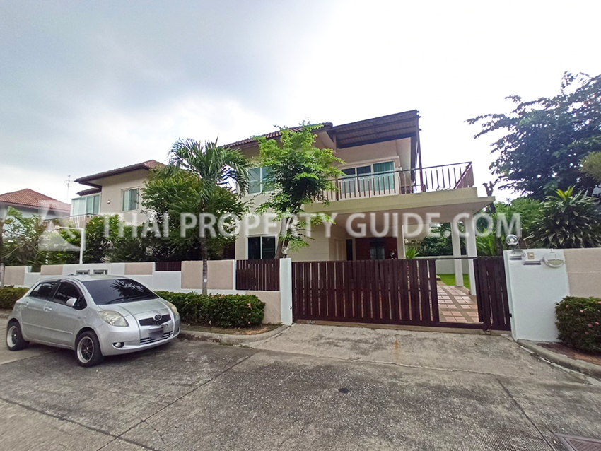 House with Shared Pool in Srinakarin