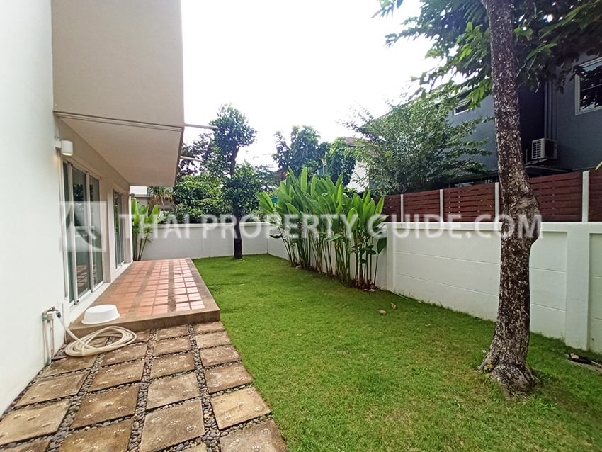 House with Shared Pool in Srinakarin 