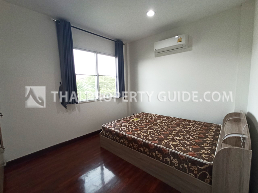House with Shared Pool in Srinakarin 