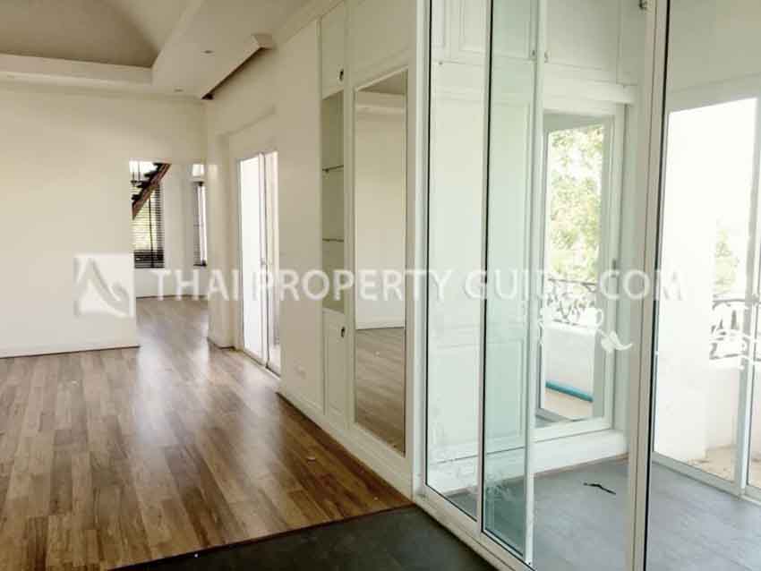 House with Shared Pool in Srinakarin 