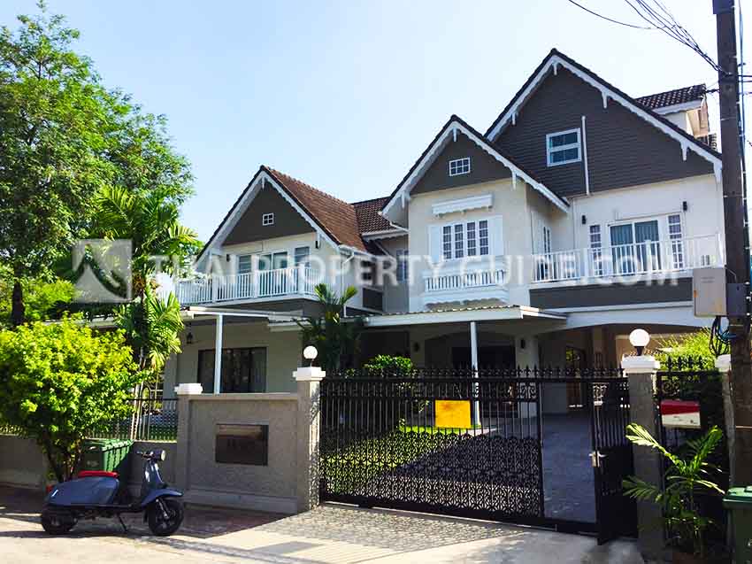 House with Shared Pool for rent in Srinakarin