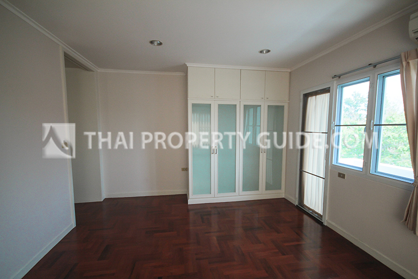 House with Shared Pool in Srinakarin 