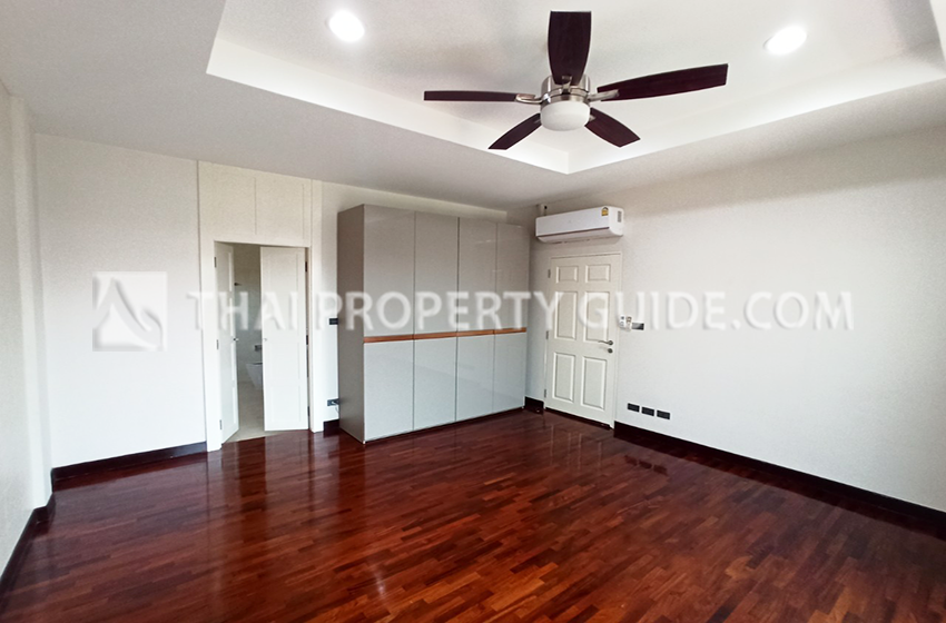 House with Shared Pool in Srinakarin 