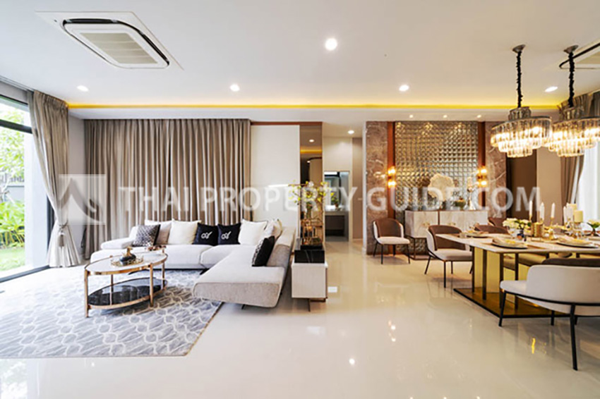 House with Shared Pool in Srinakarin