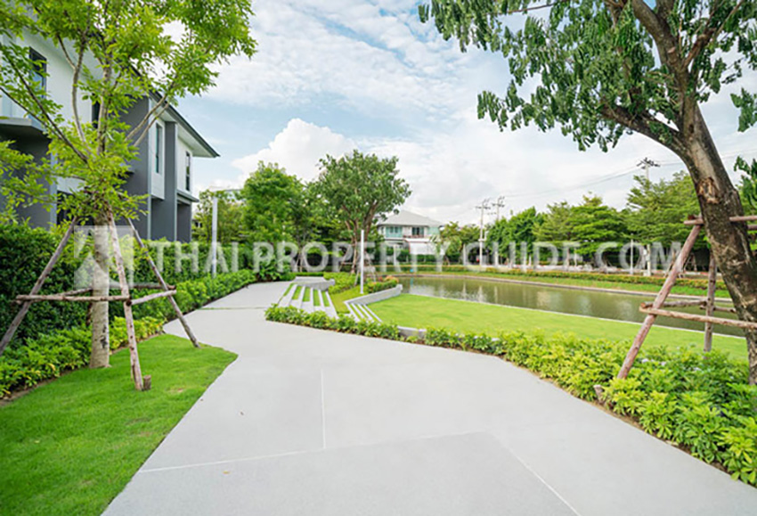 House with Shared Pool in Srinakarin 