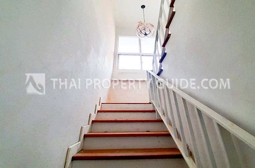 House with Shared Pool in Srinakarin 