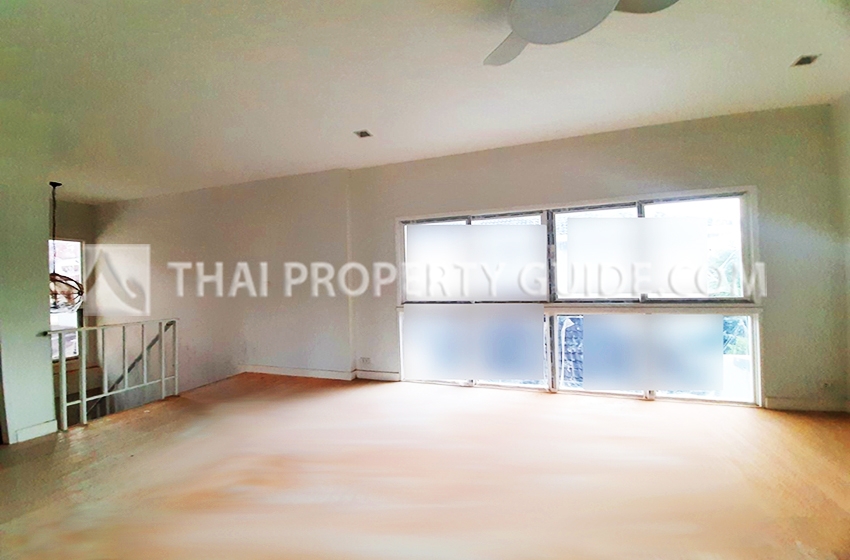 House with Shared Pool in Srinakarin 