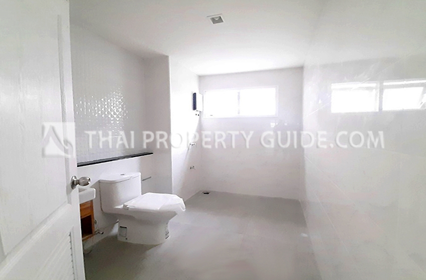 House with Shared Pool in Srinakarin 