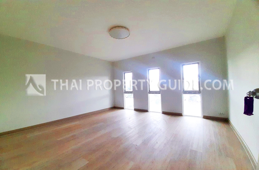 House with Shared Pool in Srinakarin 