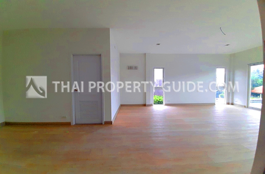 House with Shared Pool in Srinakarin 