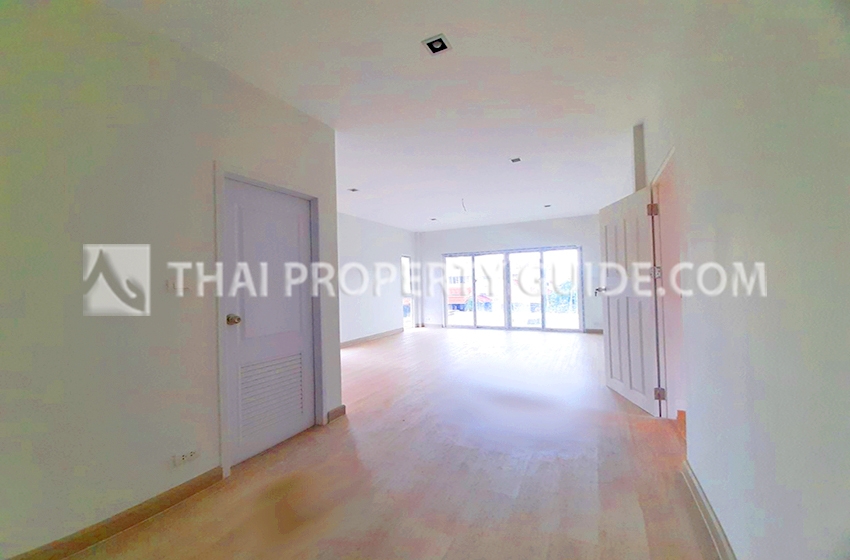 House with Shared Pool in Srinakarin 