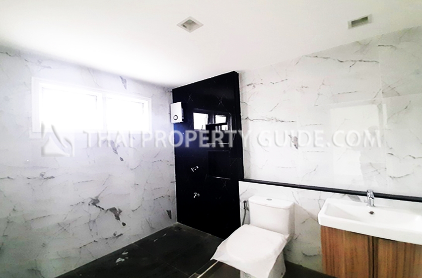 House with Shared Pool in Srinakarin 