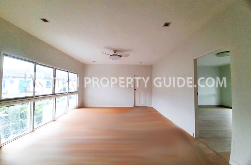 House with Shared Pool in Srinakarin 
