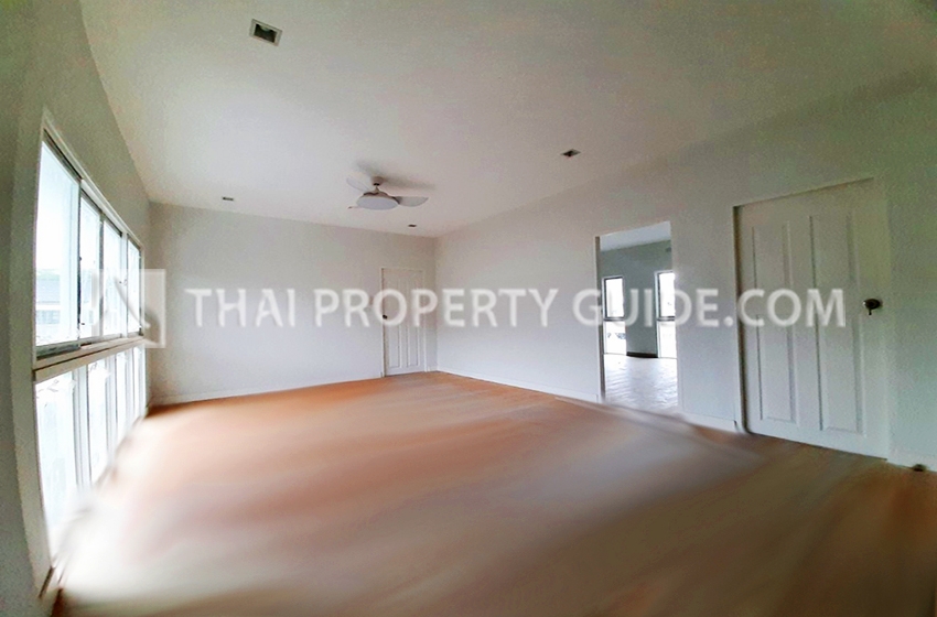 House with Shared Pool in Srinakarin 