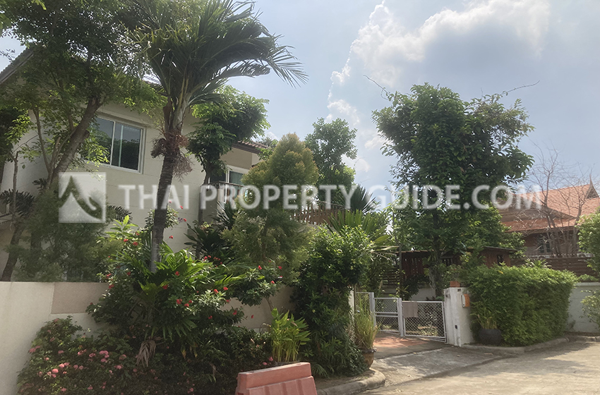 House with Shared Pool in Srinakarin 