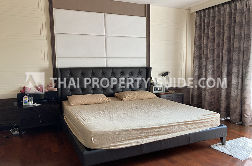 House with Shared Pool in Srinakarin 