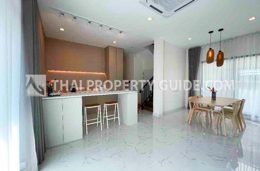 House with Shared Pool in Srinakarin 